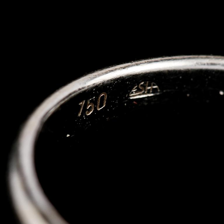 RING, 18K vitguld med 2 briljantslipade diamanter, ca 0.06 ct, utländska stämplar. Vikt 4,0 g.