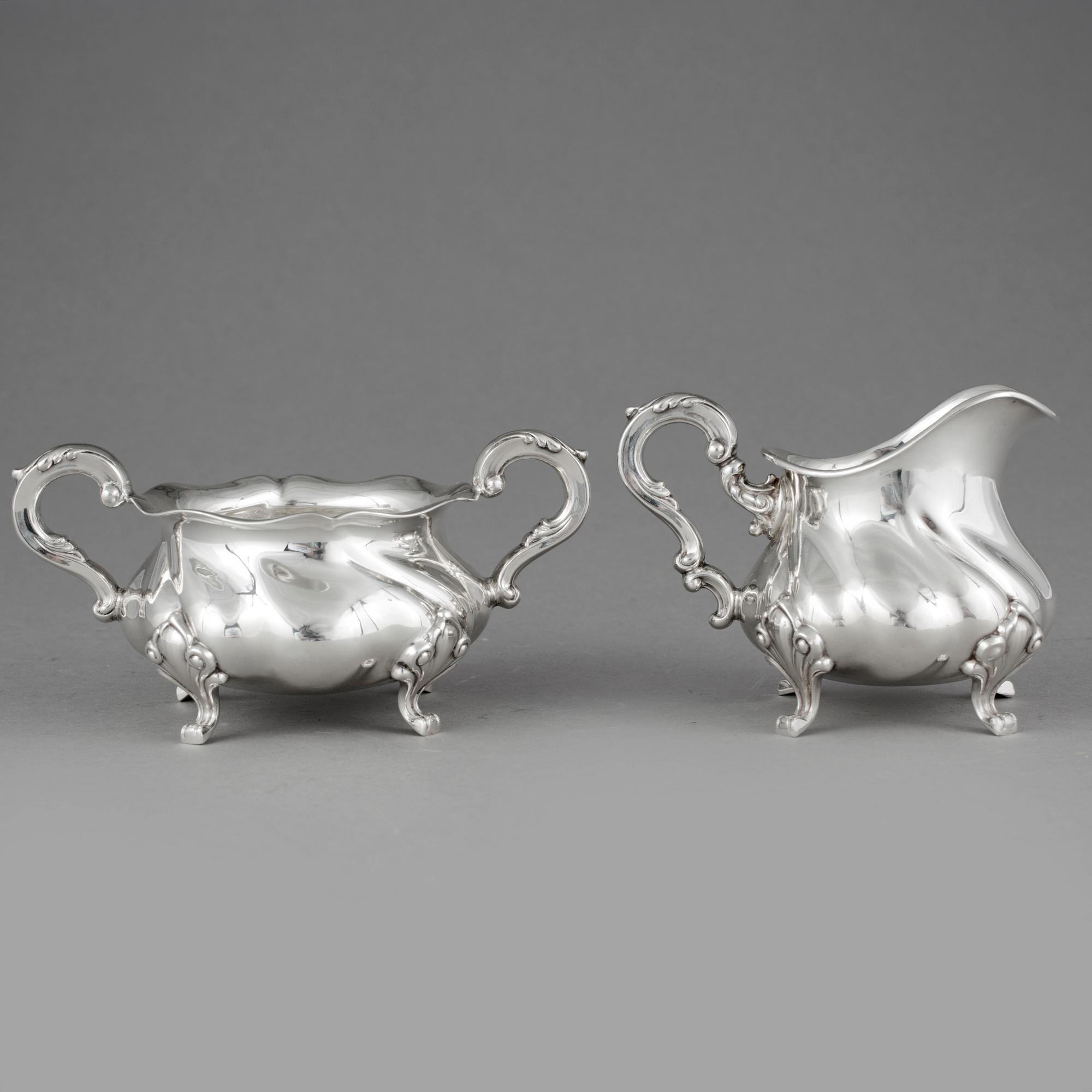SOCKERSKÅL OCH GRÄDDKANNA, silver, rokokostil, 1900-tal. Vikt ca 211 gram.
