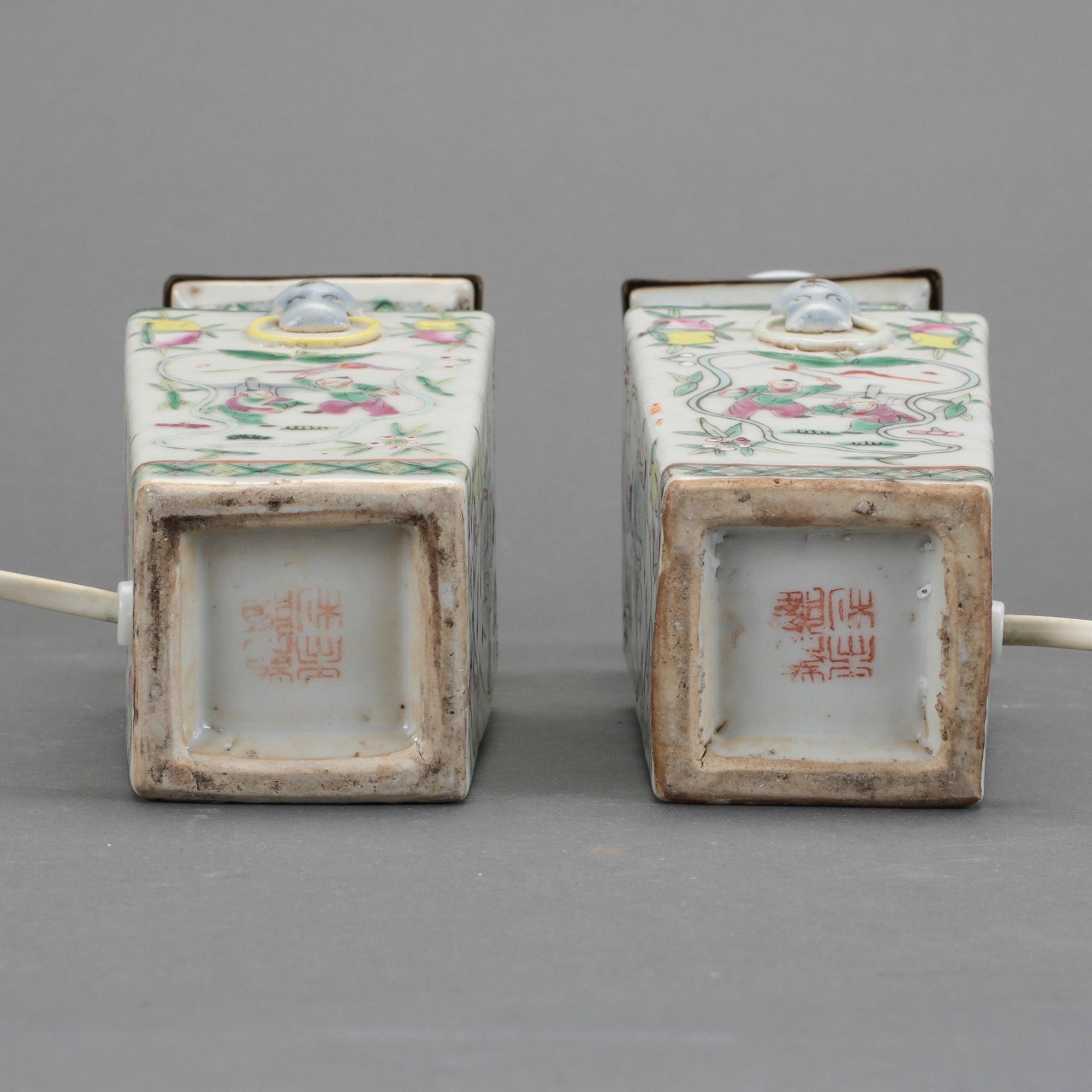 VASER/BORDSLAMPOR, ett par, porslin, Kina. 1900-tal.