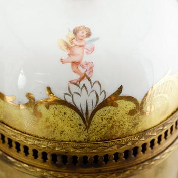 LOCKURNOR, 1 par, porslin och mässing, sannolikt Frankrike, omkring år 1900.