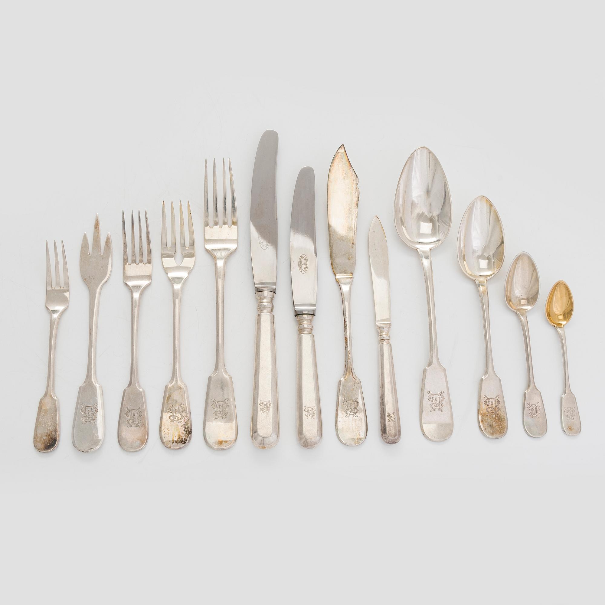 A canteen box of 253 pieces silver cutlery by Viktor Lindman, Helsinki 1916.