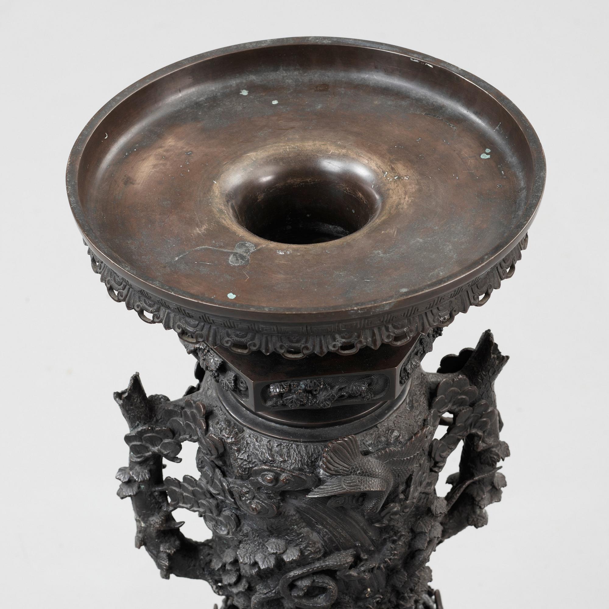 FYRFAT med STÄLL, brons. Japan, Meiji (1868-1912).