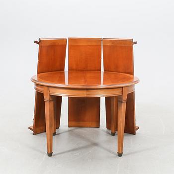 Dining table, likely from Great Britain, late 20th/early 21st century.