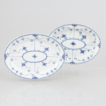 Two porcelain serving dishes, "Blue Fluted half lace"/"Musselmalet" 628 and 670, 1969-73 and 1898-1923.