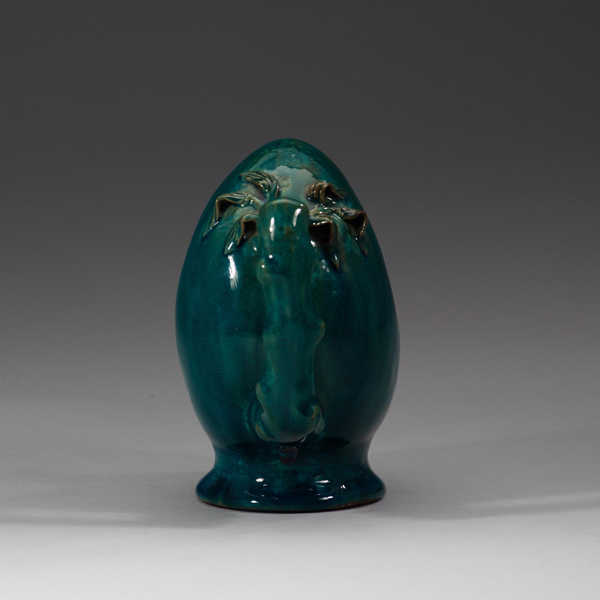 A turkoise glazed peach shaped cadogan pot, late Qing dynasty (1644-1912).