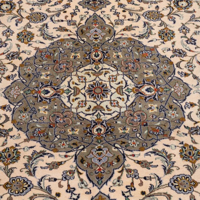 A carpet, Kashan ca 390 x 296 cm.