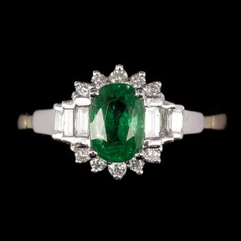 RING, 14k guld och vitguld med oval tsavorit ca 1,5 ct och olikslipade diamanater. Vikt ca 3,6 gram.