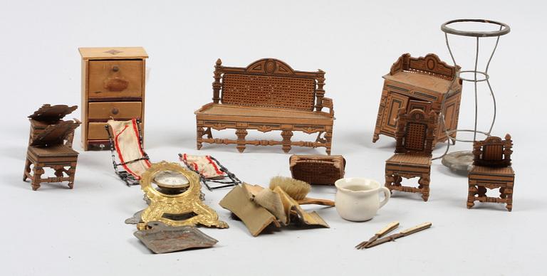 PARTI DOCKMÖBLER, ca 50 delar.