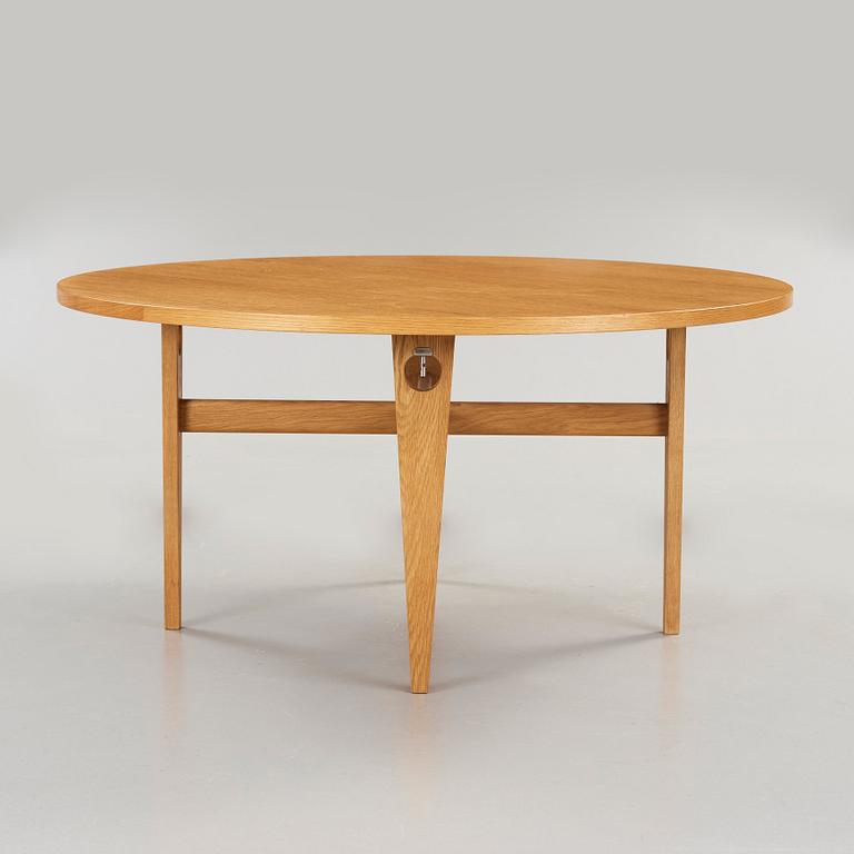 Hans J. Wegner, an oak dining table, Getama, Denmark.