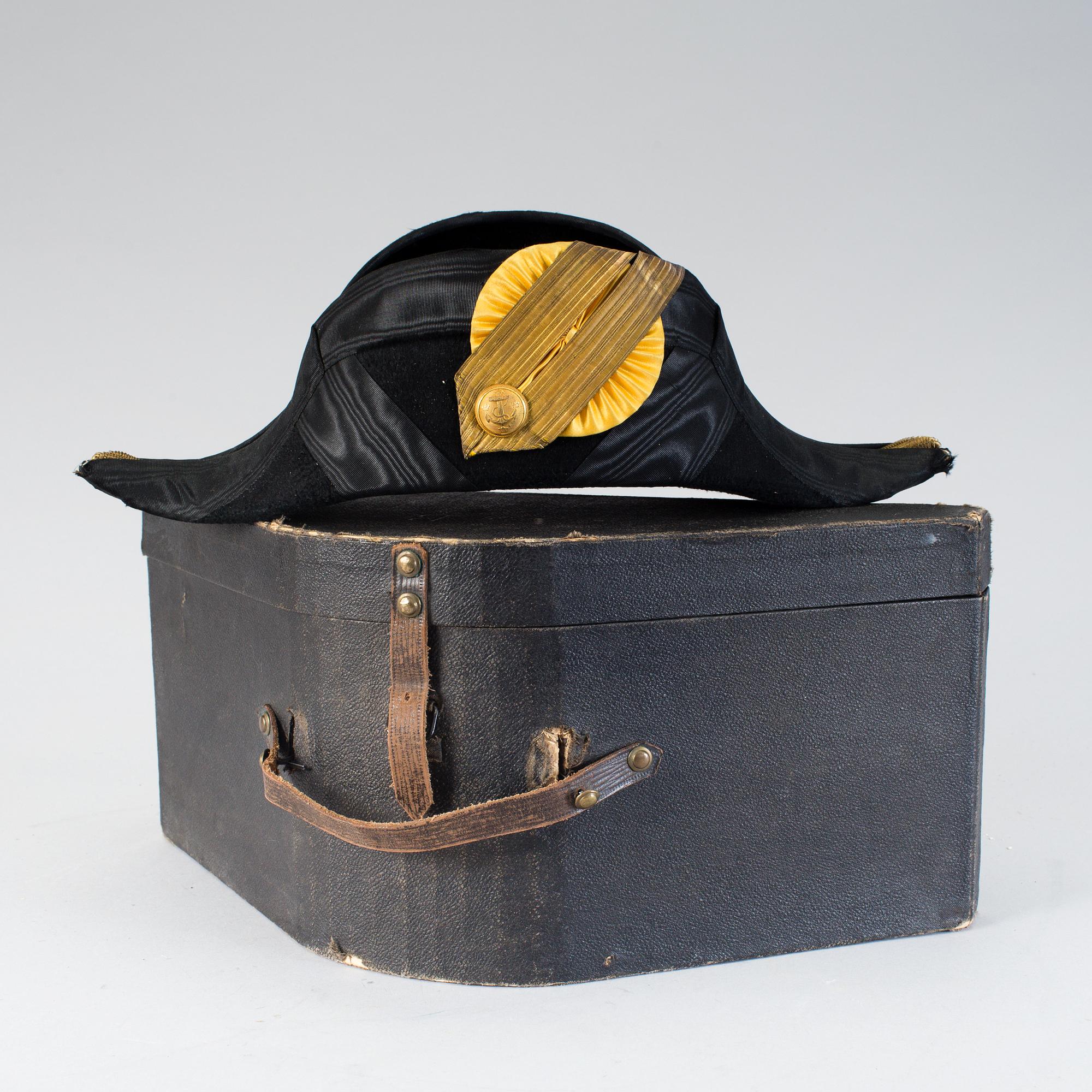 UNIFORMSJACKA och BICORN, för kapten vid flottan, Sverige, omkring 1900.