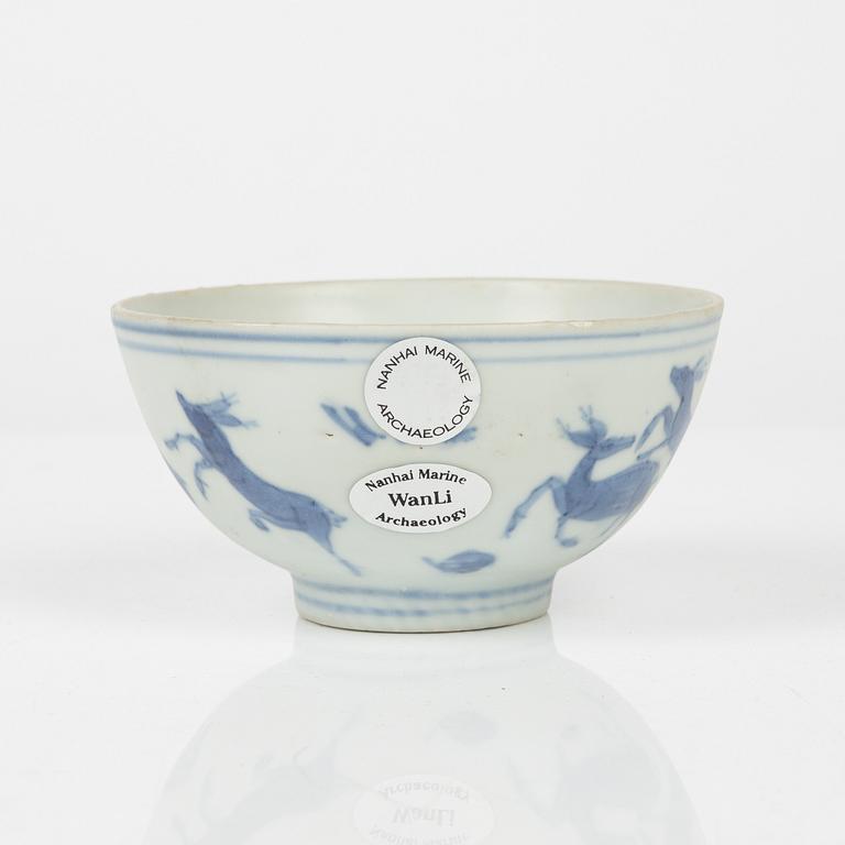 A blue and white porcelain cup, Ming dynasty, Wanli (1572-1620).