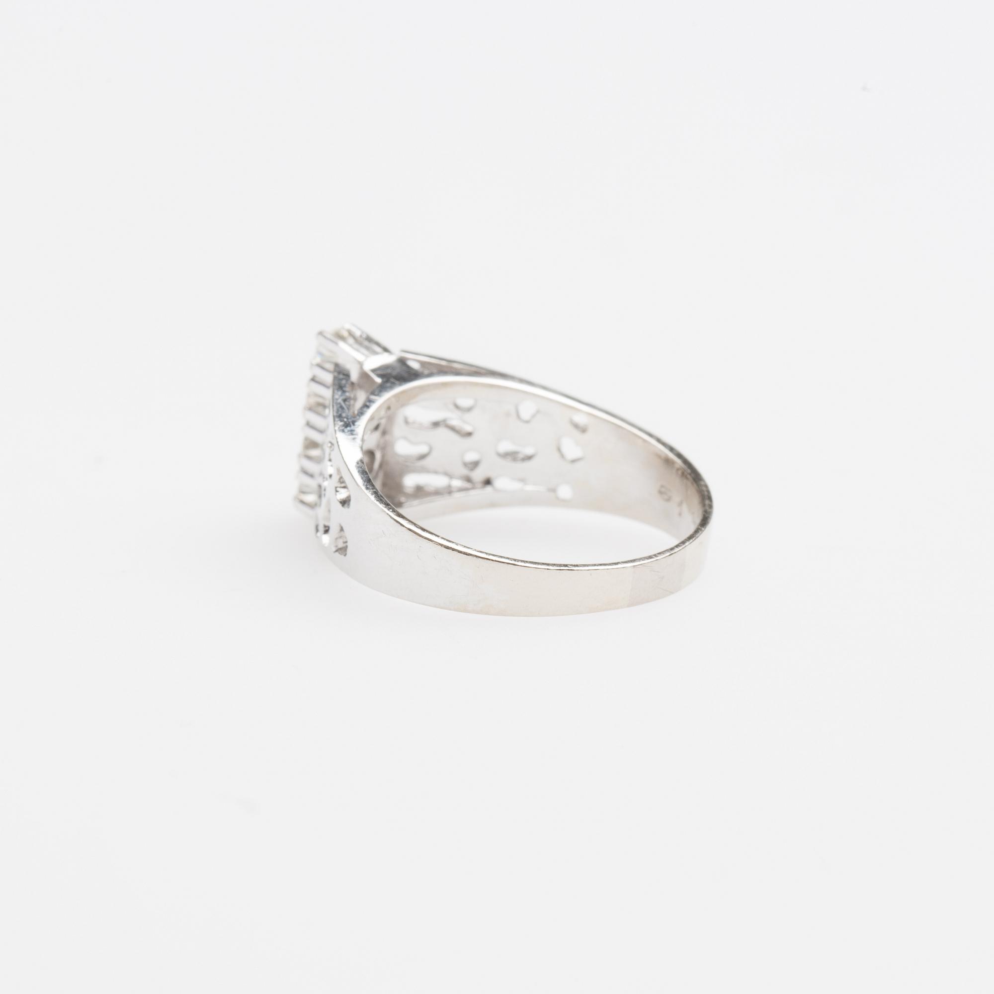 RING, 18K vitguld med briljantsliapde diamanter ca 0.30 ct.