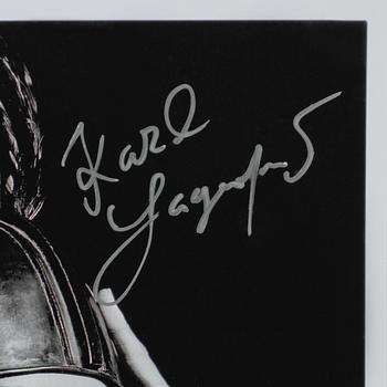 AUTOGRAFBILD, signerad Karl Lagerfeld, 2000-tal.