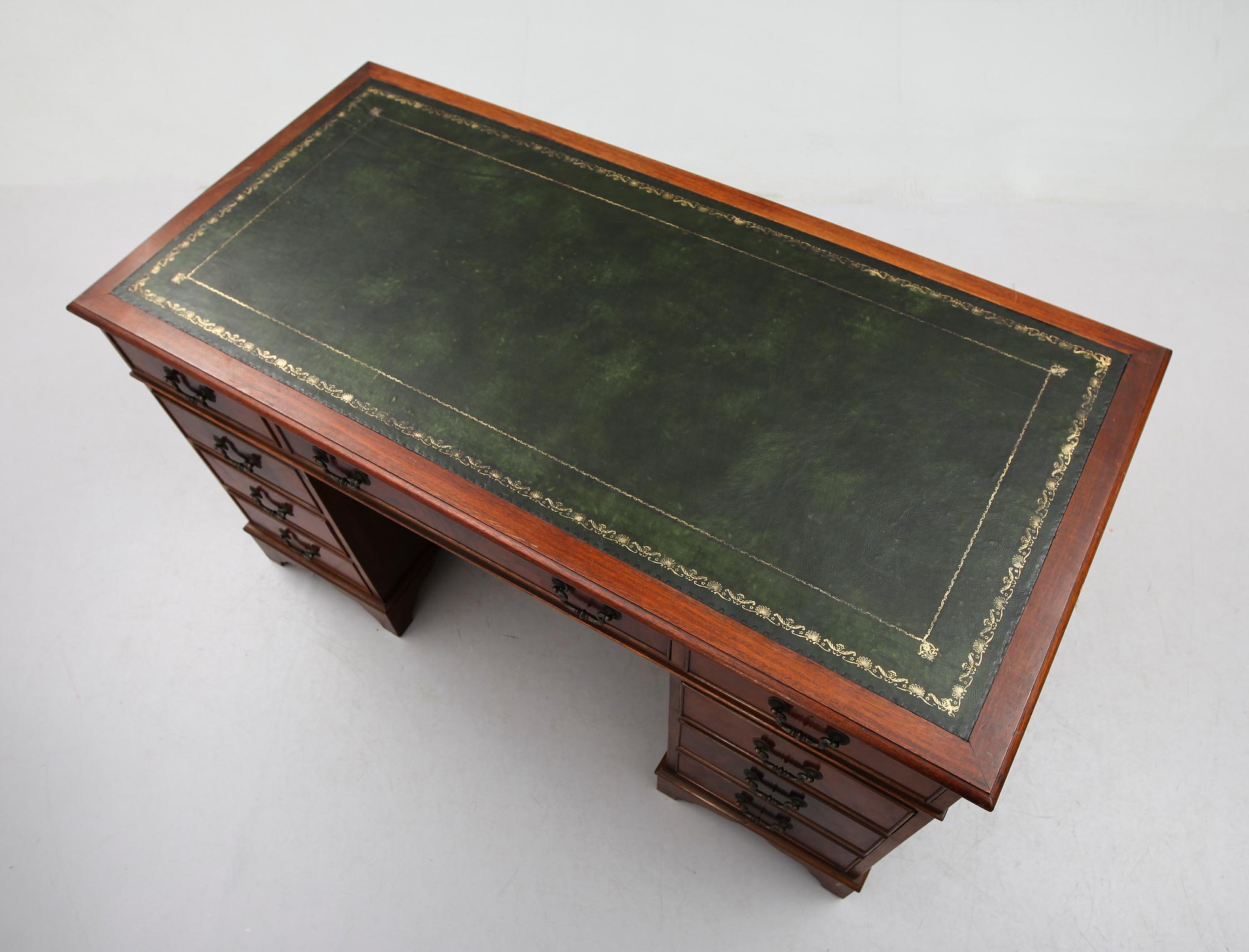 SKRIVBORD, England, 1900-talets andra hälft.