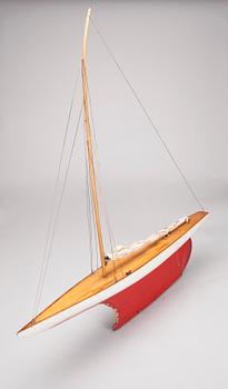 MODELLBÅTAR I TRÄ, 2 st, 1900-talets förstahälft.