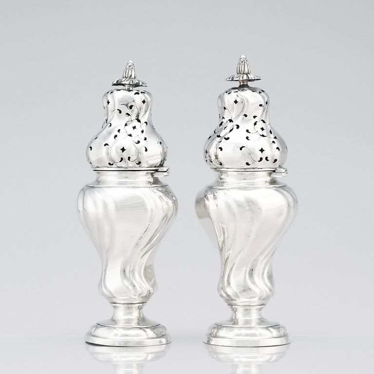 Samuel Zettersteen, kryddbössor, silver, ett par, Lidköping 1774. Rokoko.