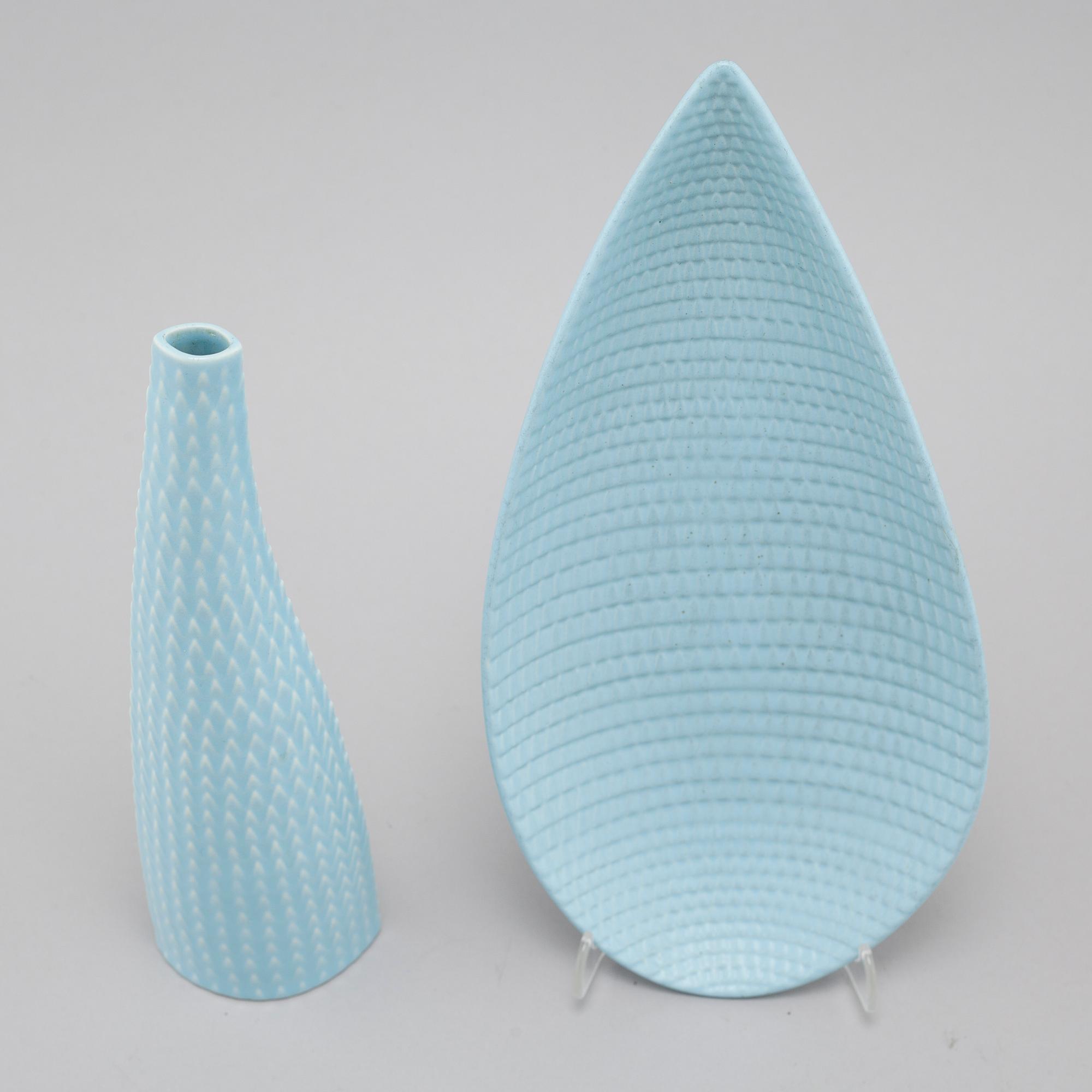 A "Reptil" dish and a vase in stoneware, model 263 and 260, designed by Stig Lindberg for Gustavsberg Studio.