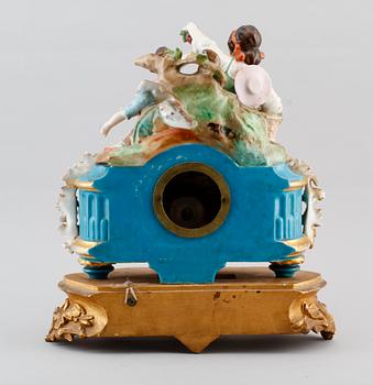 BORDSPENDYL, porslin, Urverk märkt Japy Freres, Frankrike, 1800-talets andra hälft.