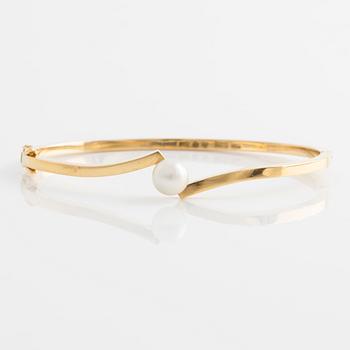 Bracelet 18K gold with a cultured pearl, Stigbert.
