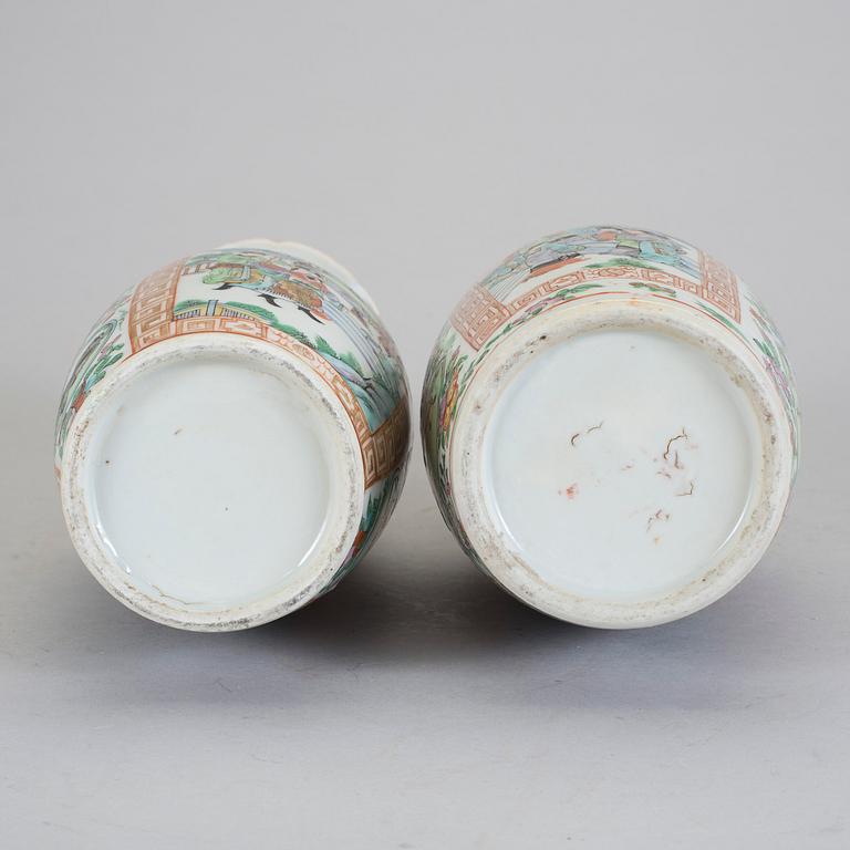 VASER, 2 st, porslin. Kina, omkring 1900.