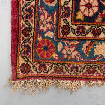 A CARPET, a semi-antique Kashan, ca 372,5 x 257 cm.