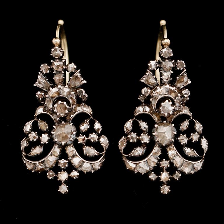 ÖRHÄNGEN, 1 par, 14 k guld, 1900-talets första hälft, med rosenslipade diamanter.