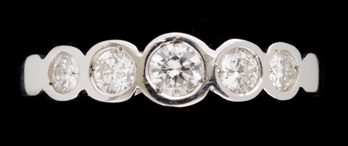 RING, vitguld med diamanter, tot 0.45 ct.