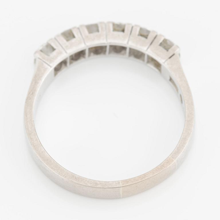Ring, halvallians, 18K vitguld med briljantslipade diamanter totalt 0.75 ct enligt gravyr.