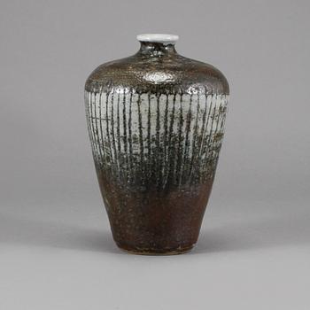 VAS, chamotterat stengods, Anders Bruno Liljefors, signerad samt Gustavsbergs studiohand, 1900-talets andra hälft.