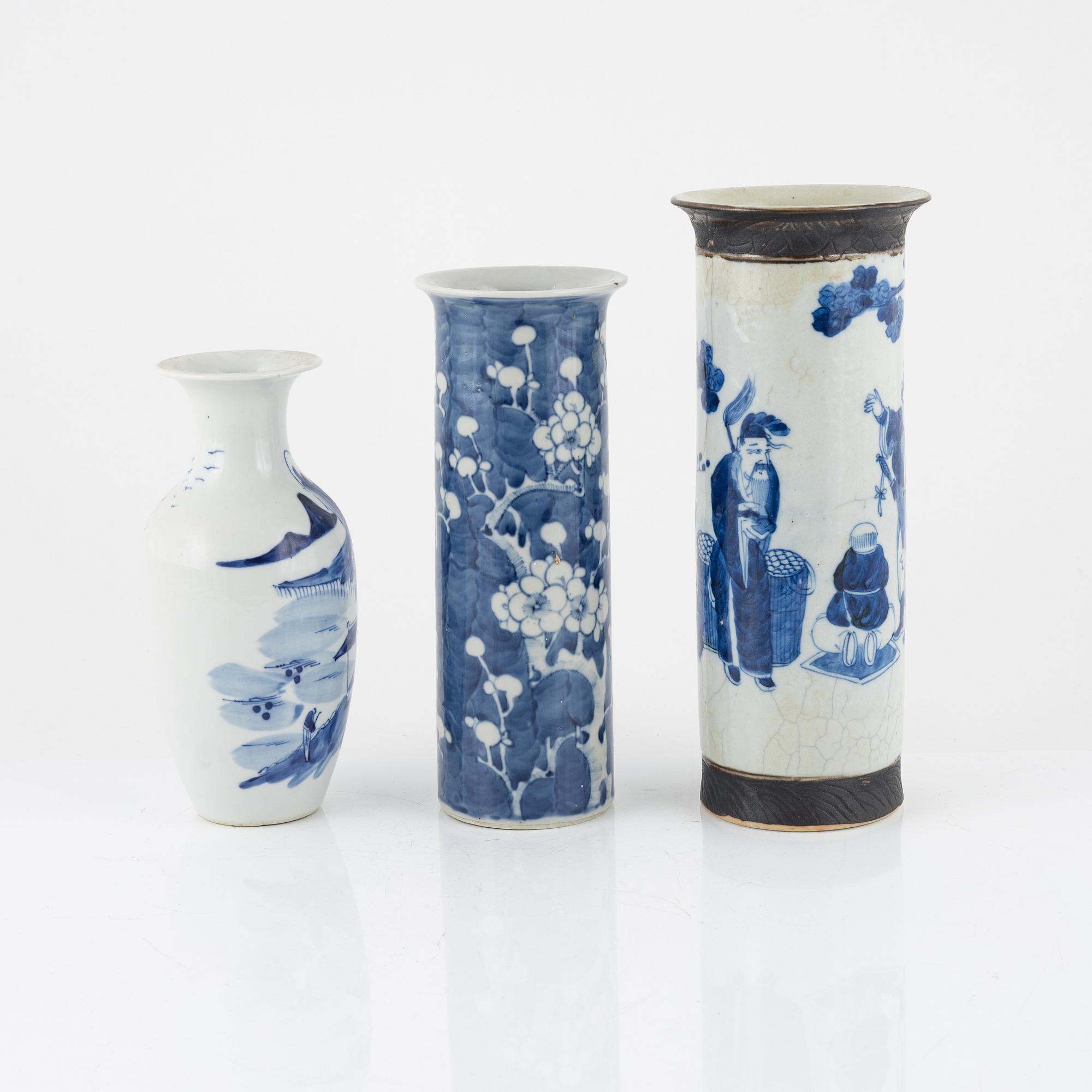 Three Chinese porcelian vases, early 20th Century.