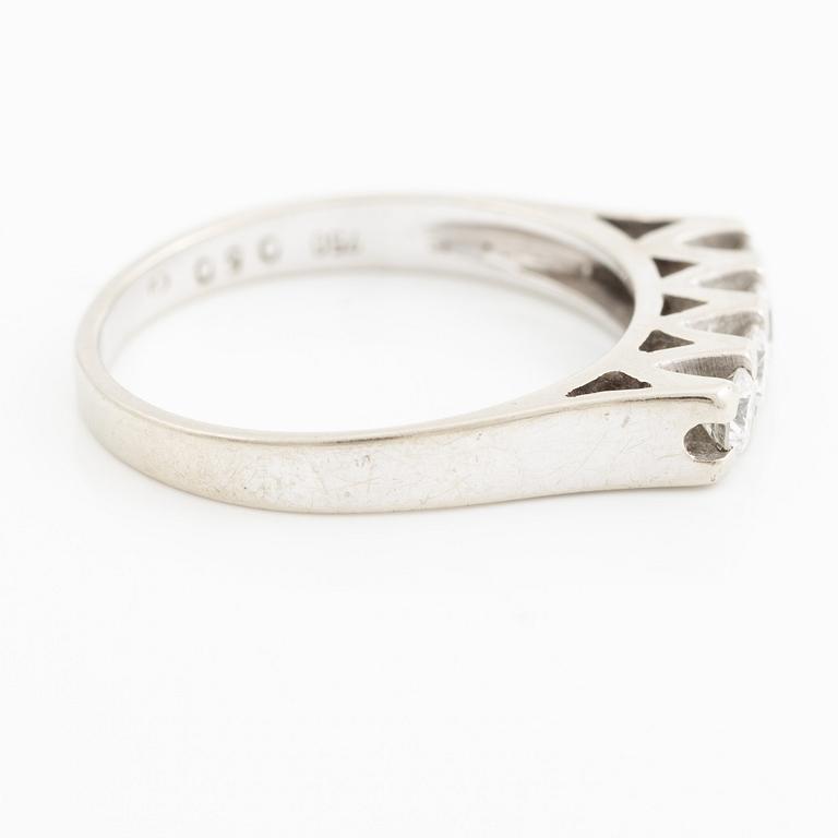 Ring, 18K vitguld med fyra briljantslipade diamanter.