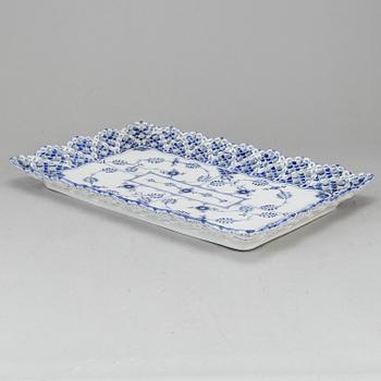 ROYAL COPENHAGEN, fat, "Musselmalet", helblond, modell 1/1067, Danmark omkring 1900.