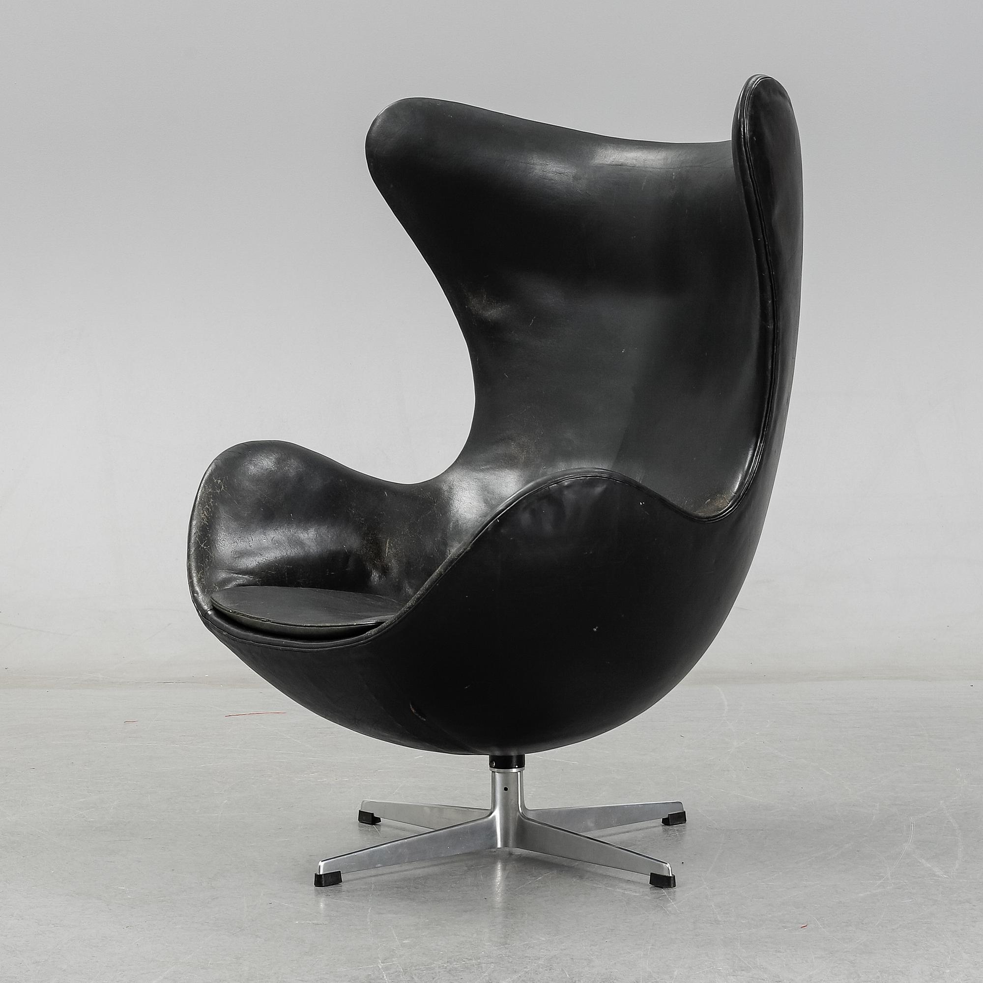 An 'Egg chair' by Arne Jacobsen for Fritz Hansen, designed 1958.