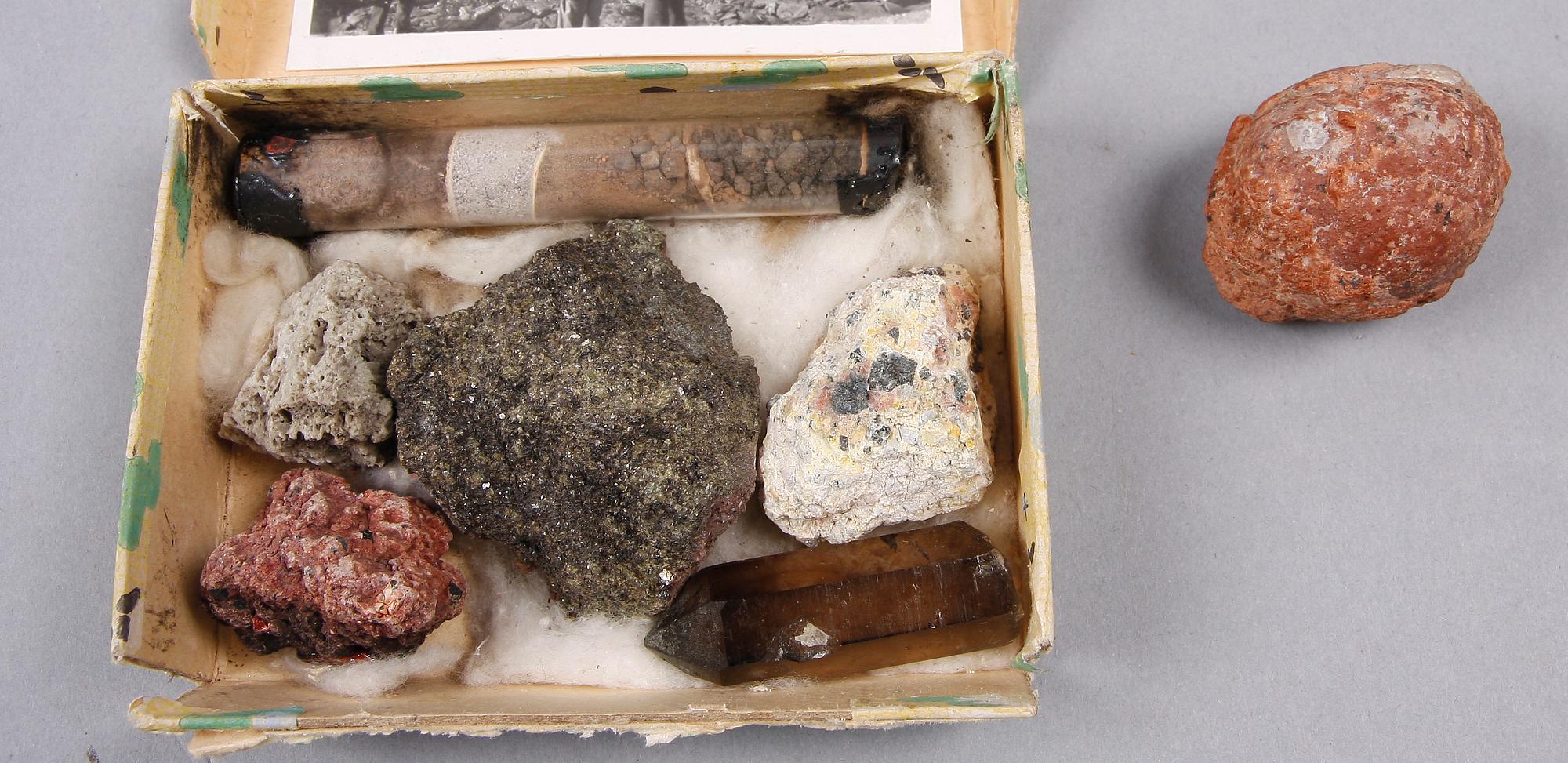 PARTI BERGARTER, lavasten från Vesuvius 1944 resp meteorit.