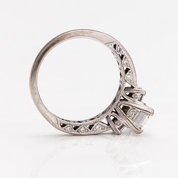 Sormus, 18K valkokultaa, timantteja n. 1.71 ct yht. Tacori. GIA -todistuksella.