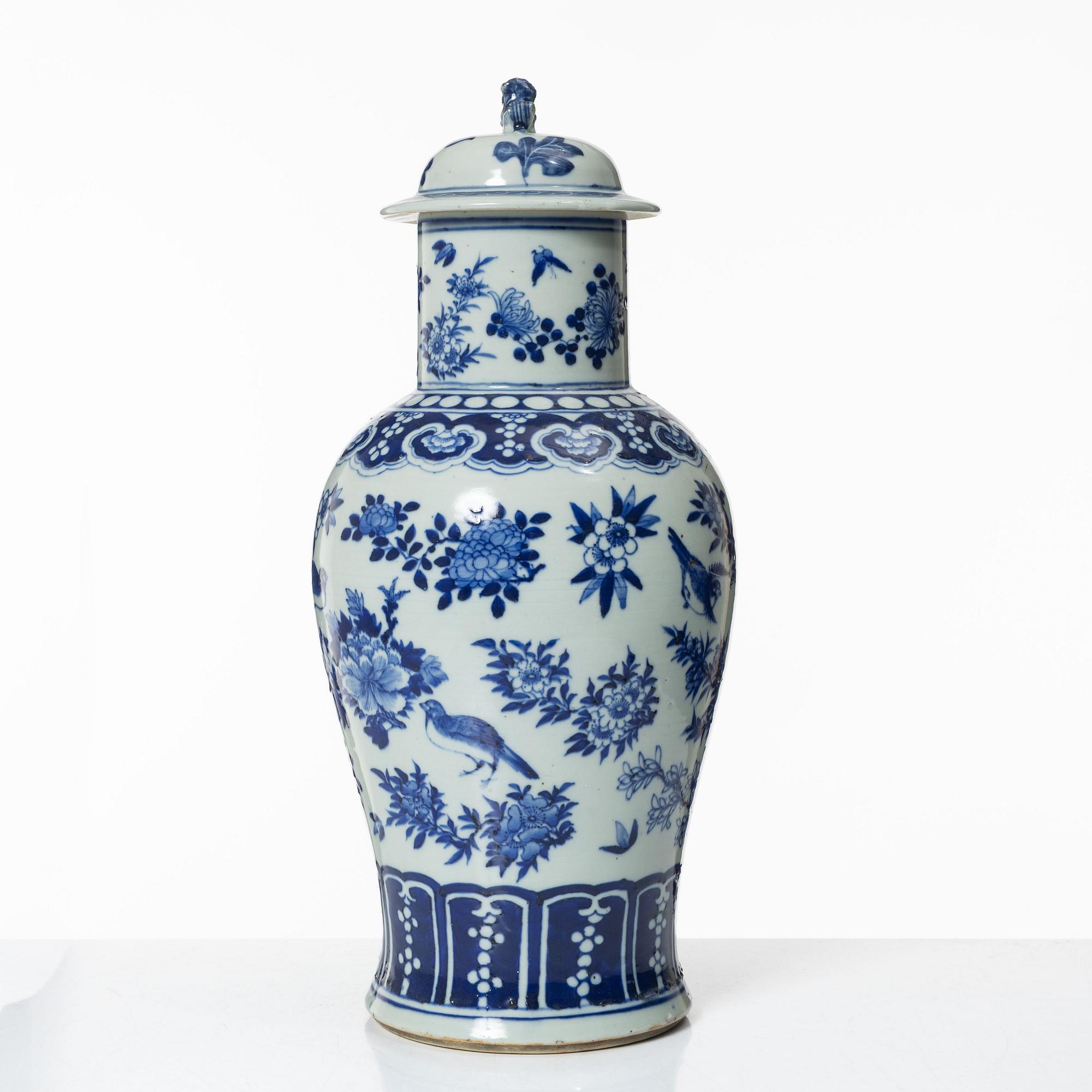 A Chinese porcelain urn with cover, late Qing dynasty, circa 1900.