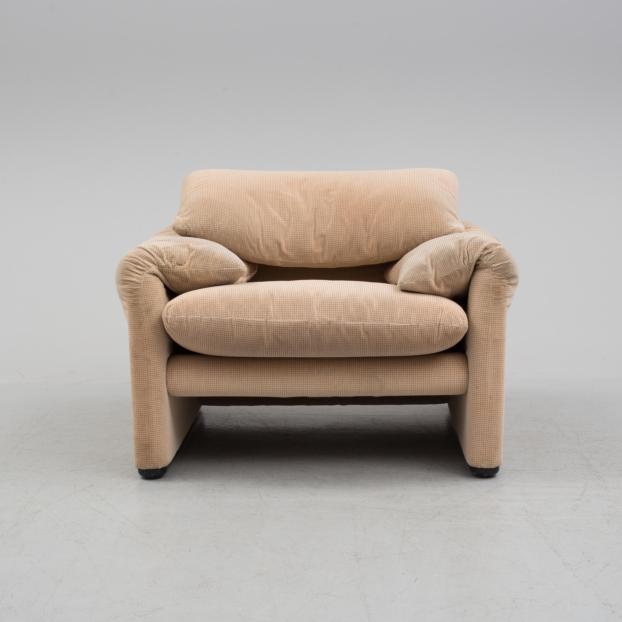 A 1970s Vico Magistretti "Maralunga" armchair from Cassina.