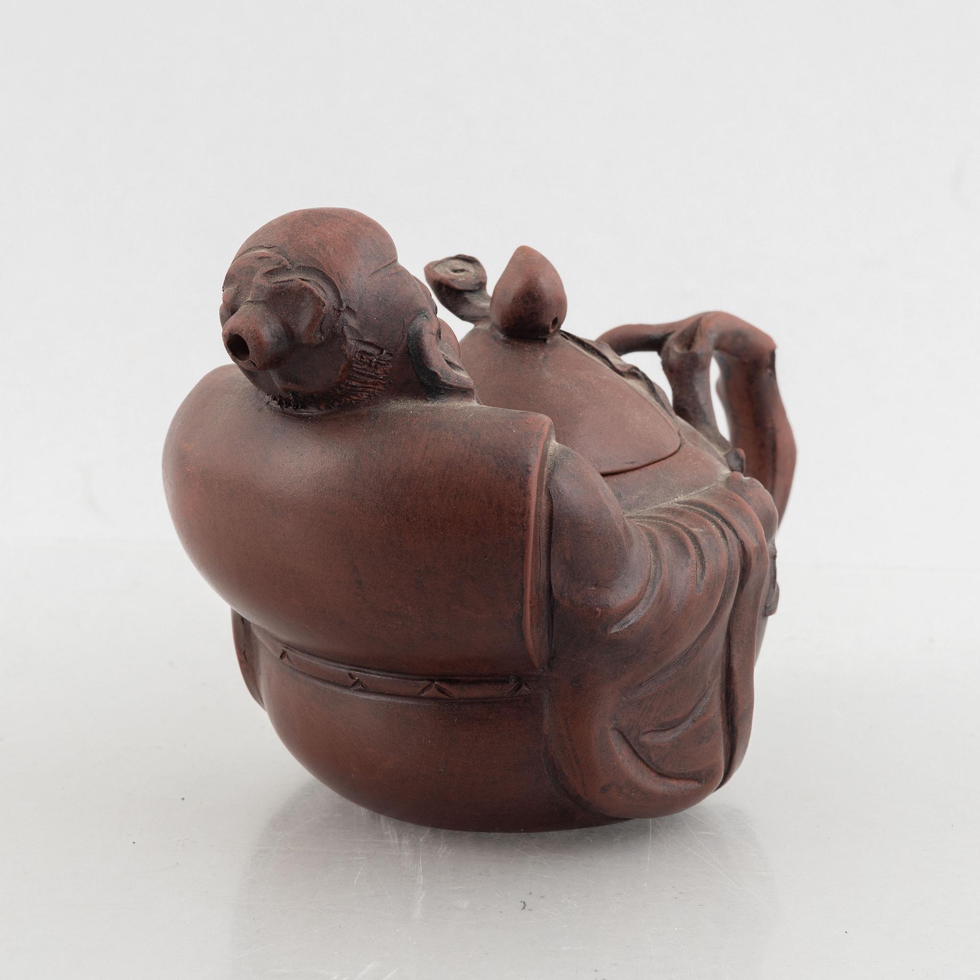 A Chinese yixing teapot, 20th century.
