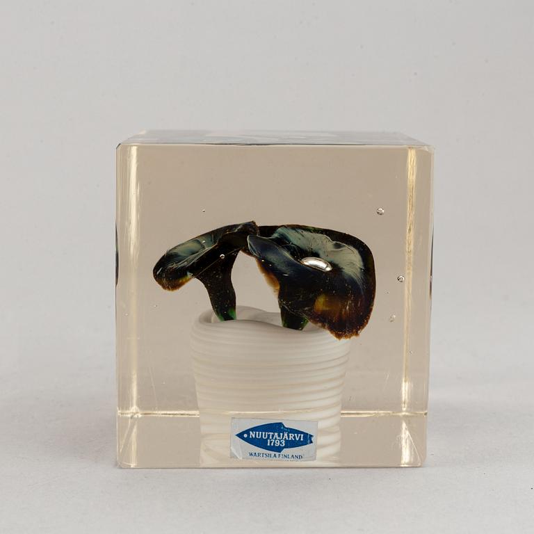 Oiva Toikka, a glass cube, Nuutajärvi Notsjö, 1978, numbered 480/2000.