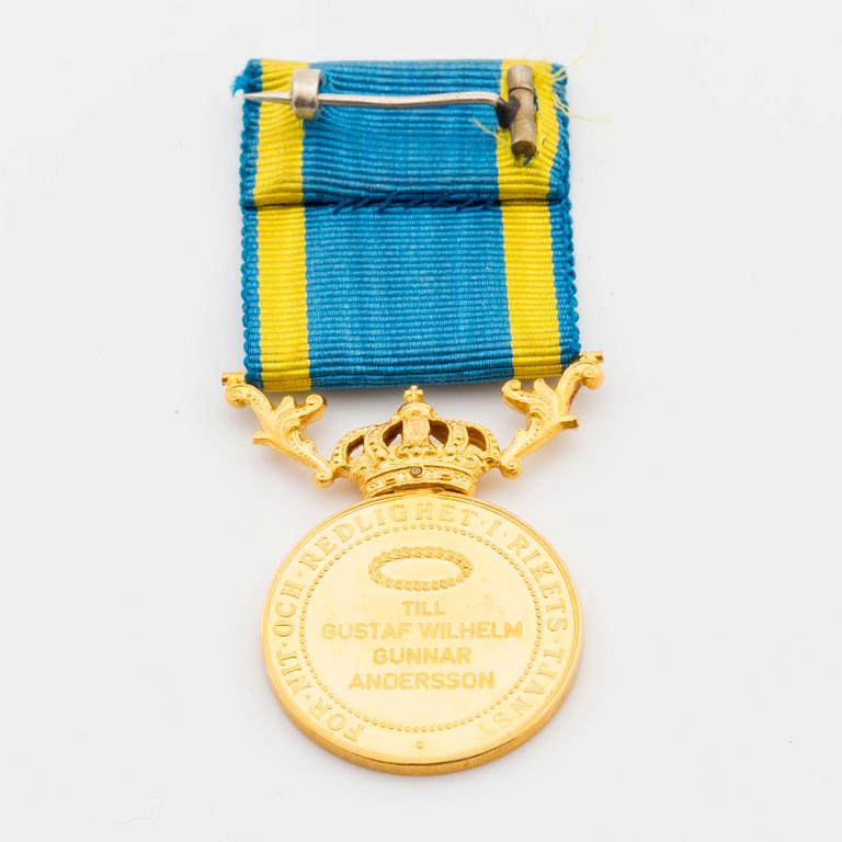 a 23 k gold medal, weight ca 15 g.