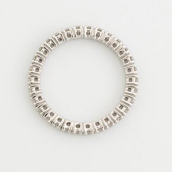 Ring with brilliant-cut diamonds.