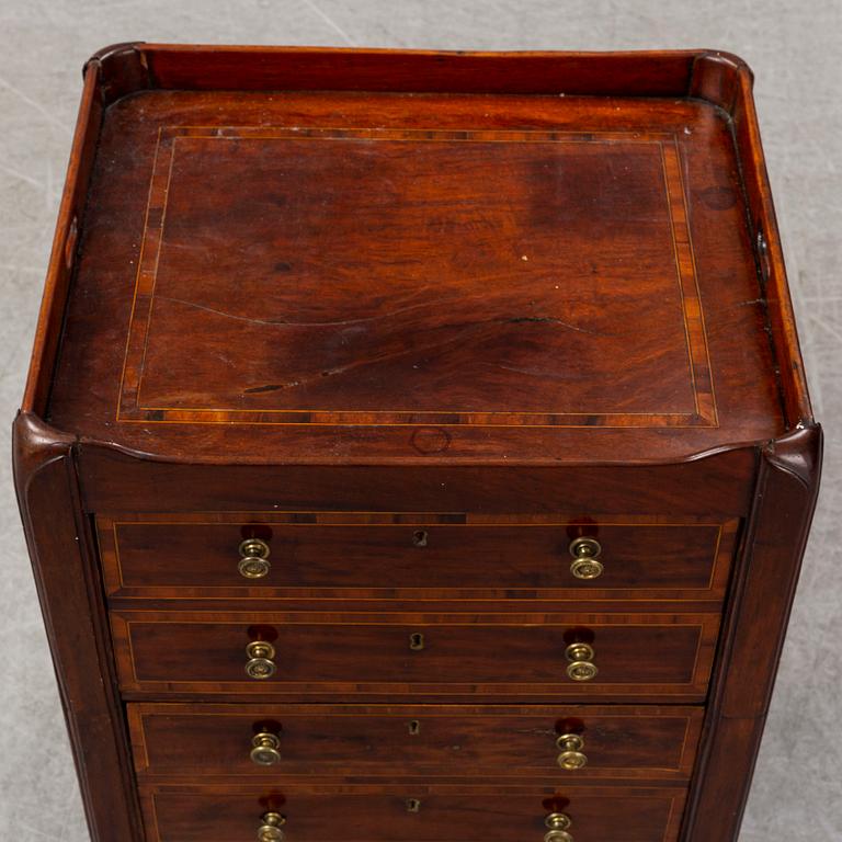 An English 19th century commode.