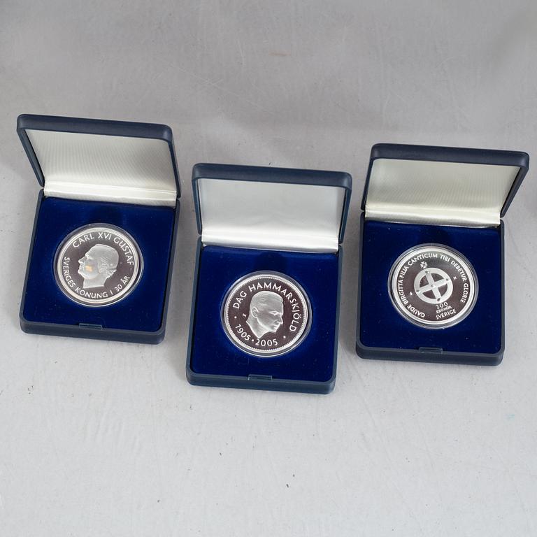 Myntsamling, minnes- och jubileumsmynt, 61 st, mestadels i silver. I tre schatull.