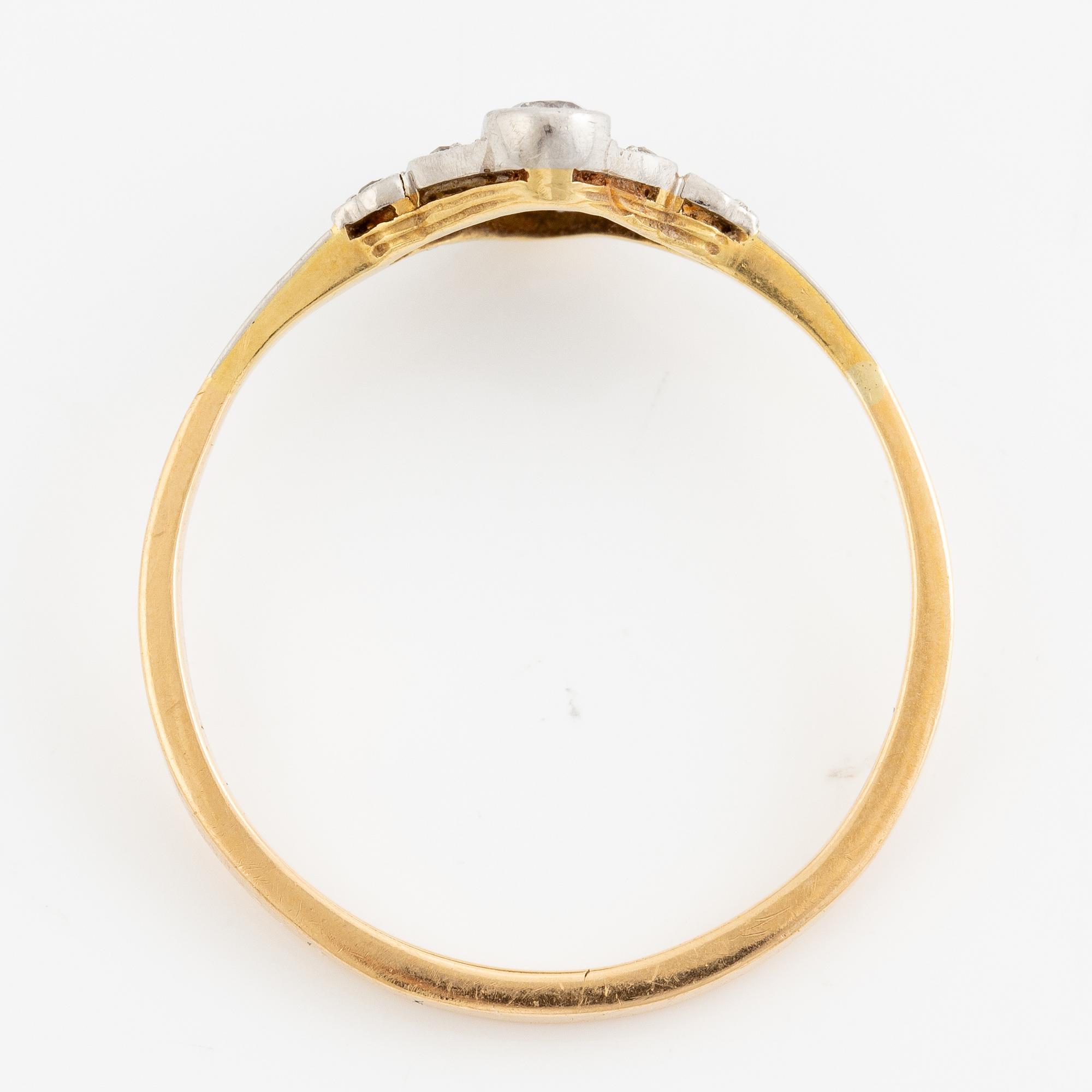 Ring, guld med gammalslipade diamanter och rosenslipade diamanter, troligen omkring sekelskiftet 1900.