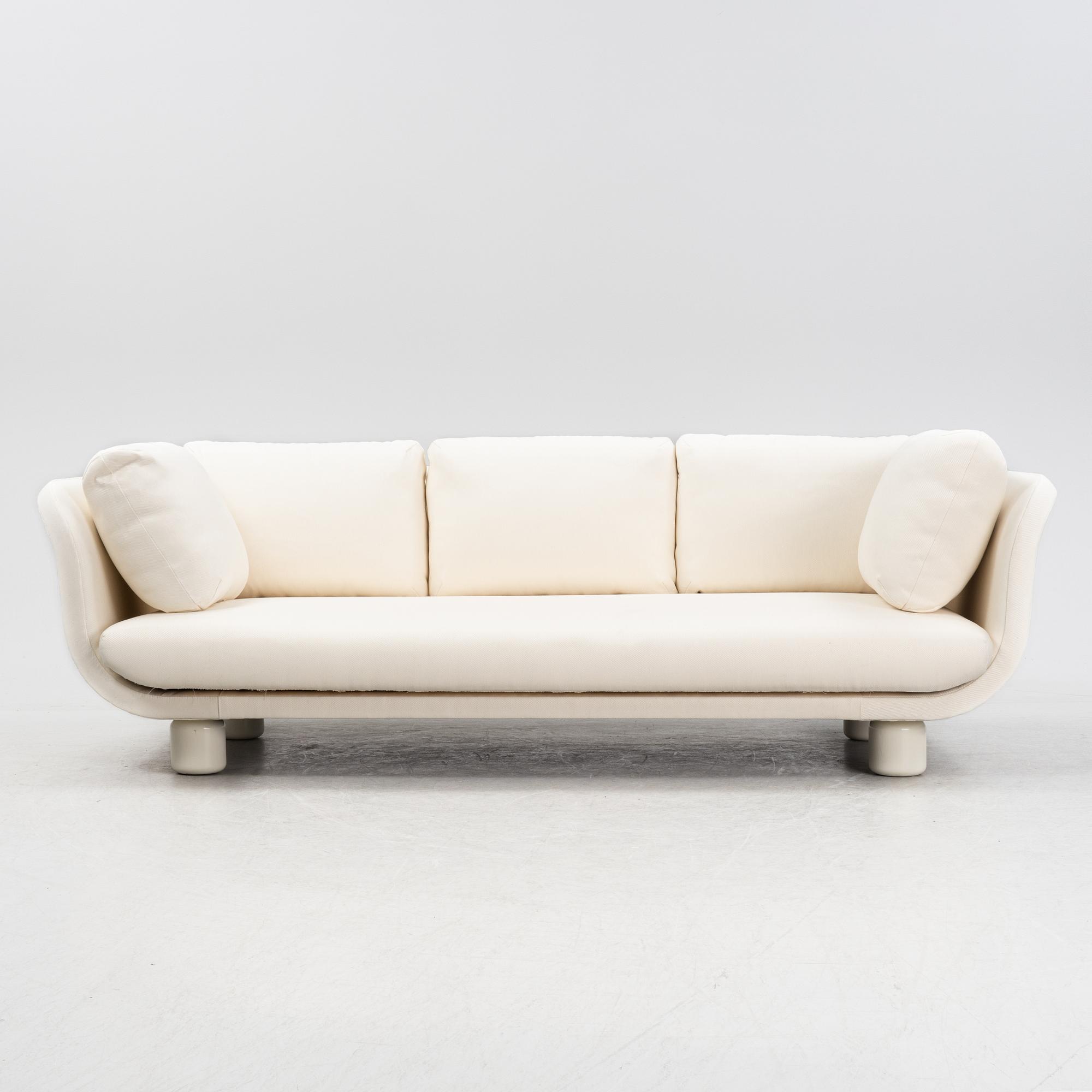 TAF Arkitekter, soffa, "Famna", Firma Svenskt Tenn, 2022.