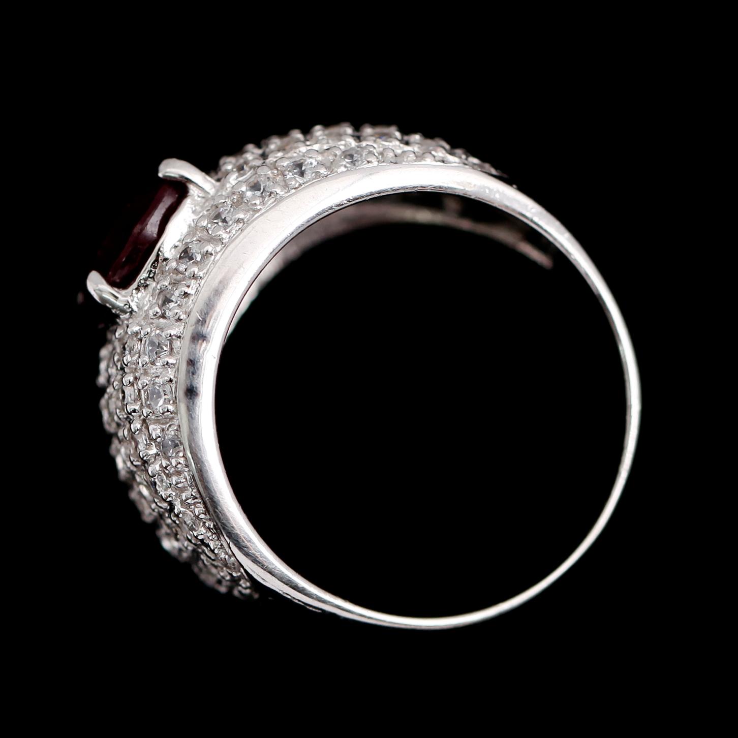 RING, silver, vita safirer och rubin 2.50 ct. Total vikt ca 5 g.