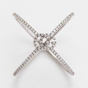 Gucci, an 18K gold 'GG Running' ring with diamonds.