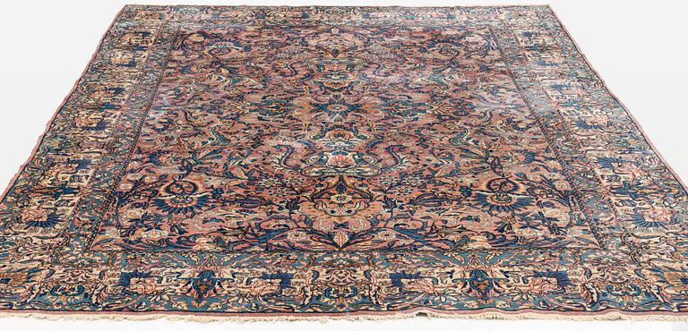 A carpet, semi-antique, Tabriz, ca 317 x 240 cm.