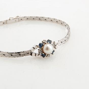 Bracelet 18K white gold with cultured pearl, round faceted sapphires and round single-cut diamonds.