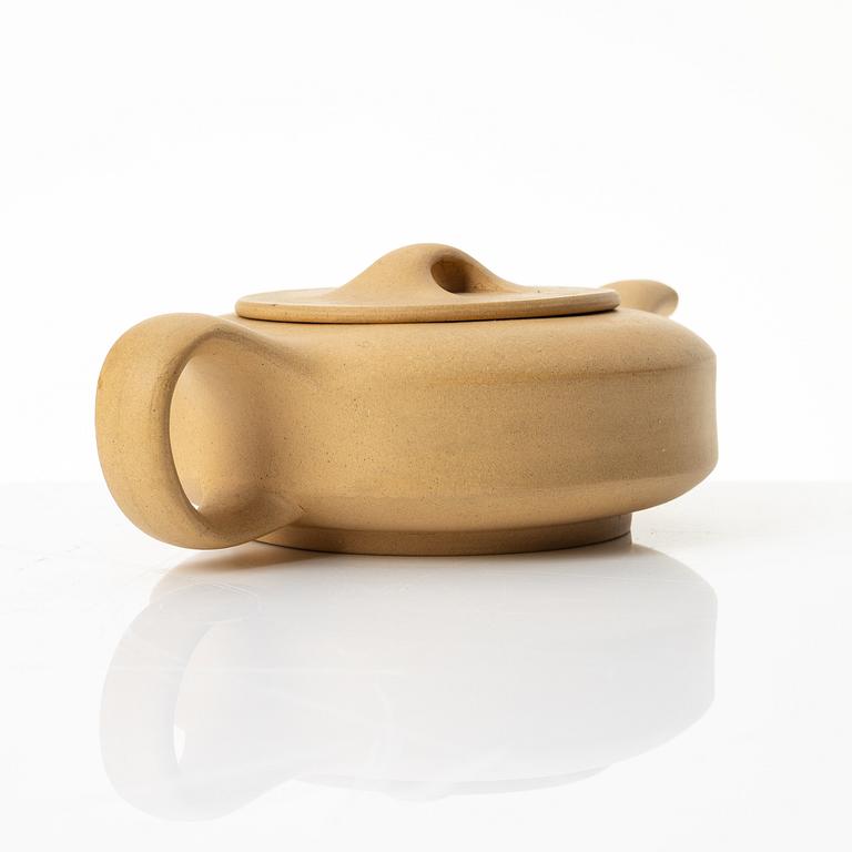 A set of a yellow yixing 'gongfu' teapot and four cups, China, 1980s.